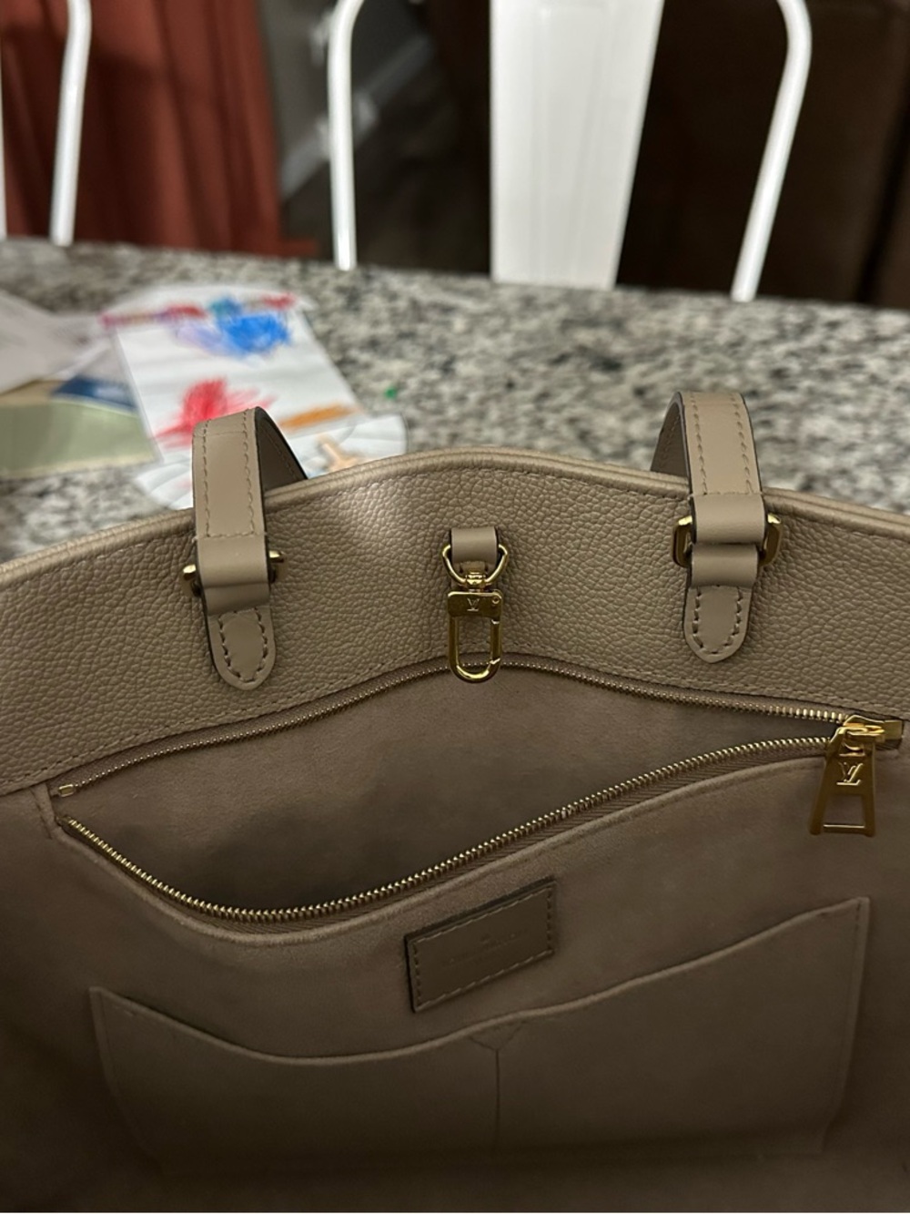 Louis Vuitton Onthego MM.  LV Light Beige Embossed Leather Tote - Picture 6 of 9